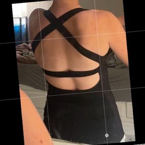black lululemon tank